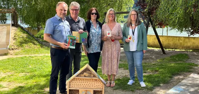Bild von Bürgermeister Mike Weiland der Kinderbücher verteilt