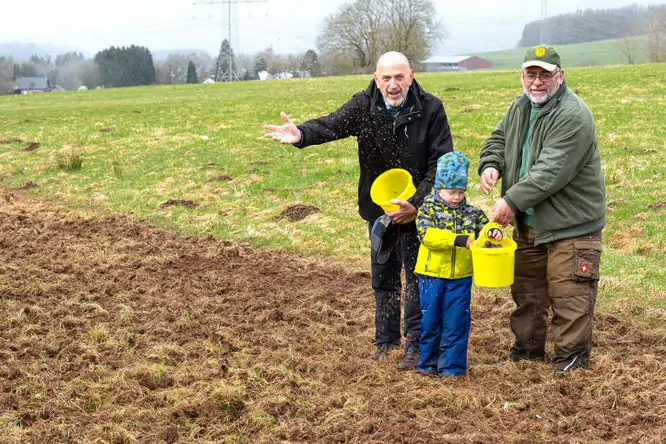 Bild von Raimund Scharwat, der jüngste Helfer Jamie Künkler und der 1. Vorsitzende des ASV, Burkhard Ullrich