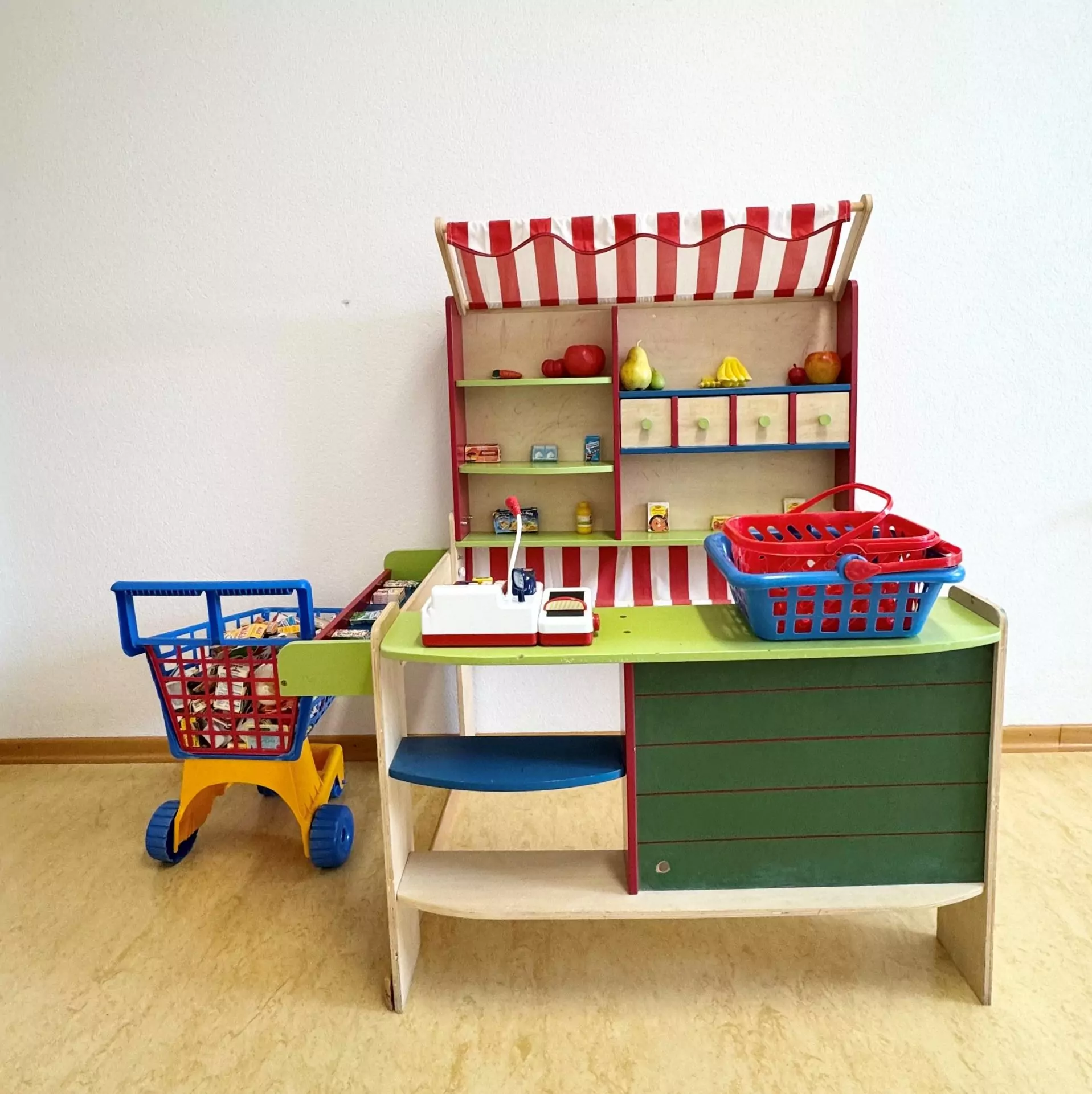 Ein Bild mit einem Kinderkaufladen
