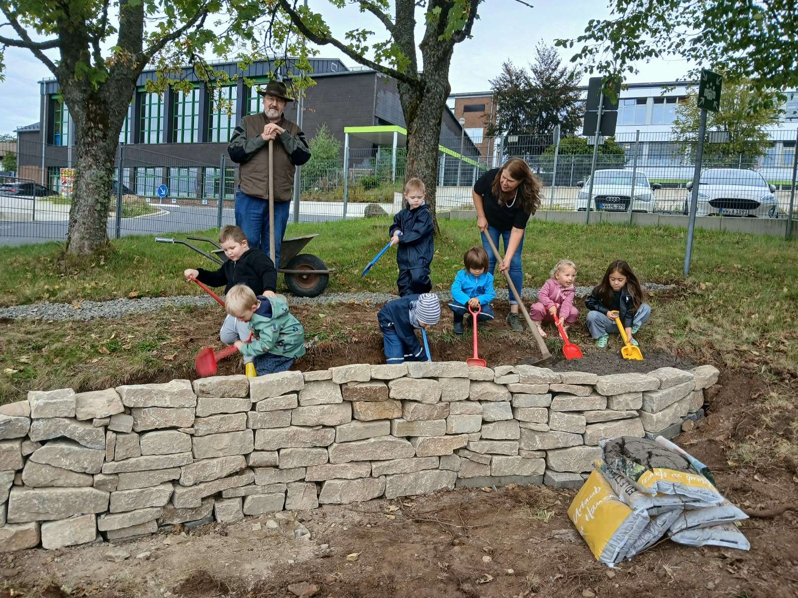Bau der Trockenmauer in der Kita September 2026 (7)