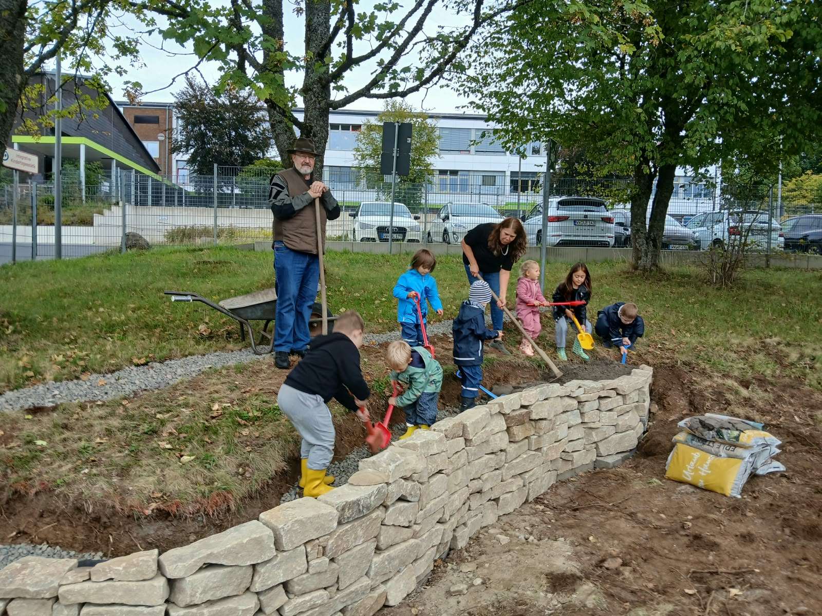 Bau der Trockenmauer in der Kita September 2026 (7)