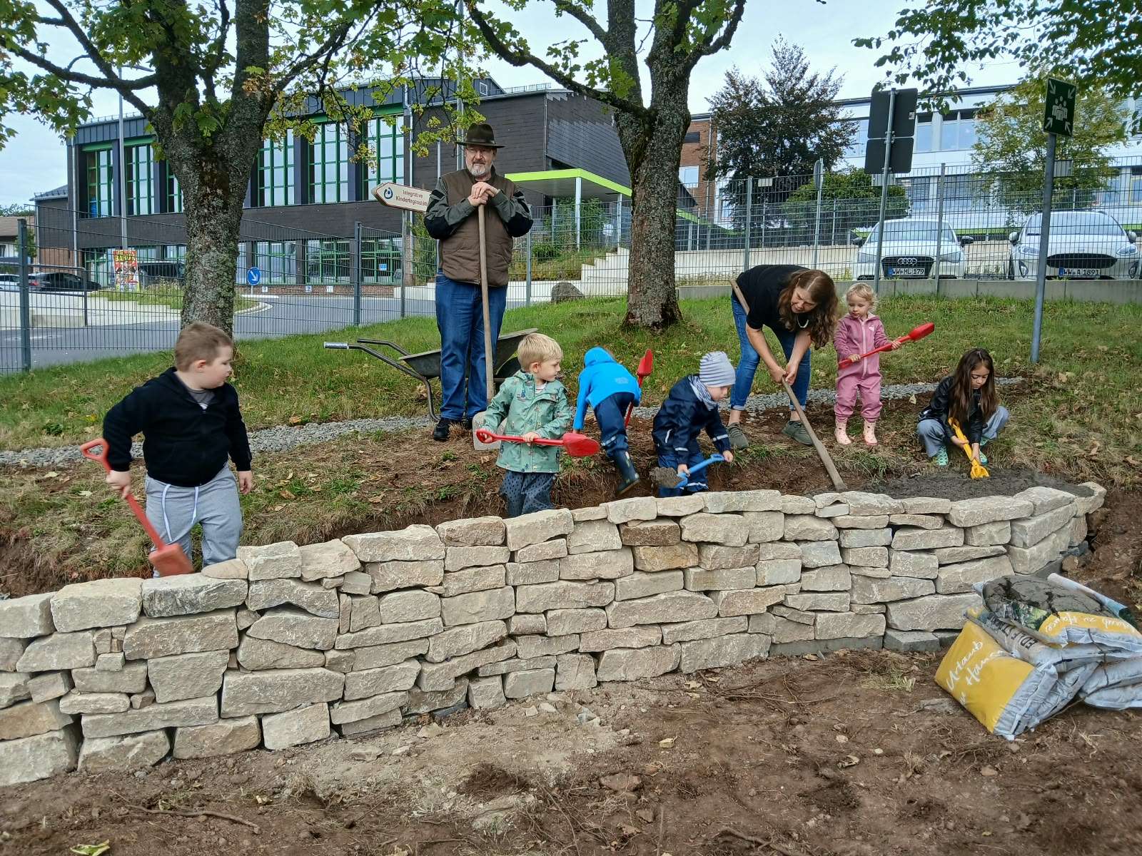 Bau der Trockenmauer in der Kita September 2026 (7)