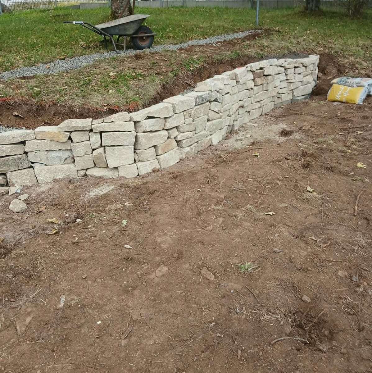 Bau der Trockenmauer in der Kita September 2026 (7)